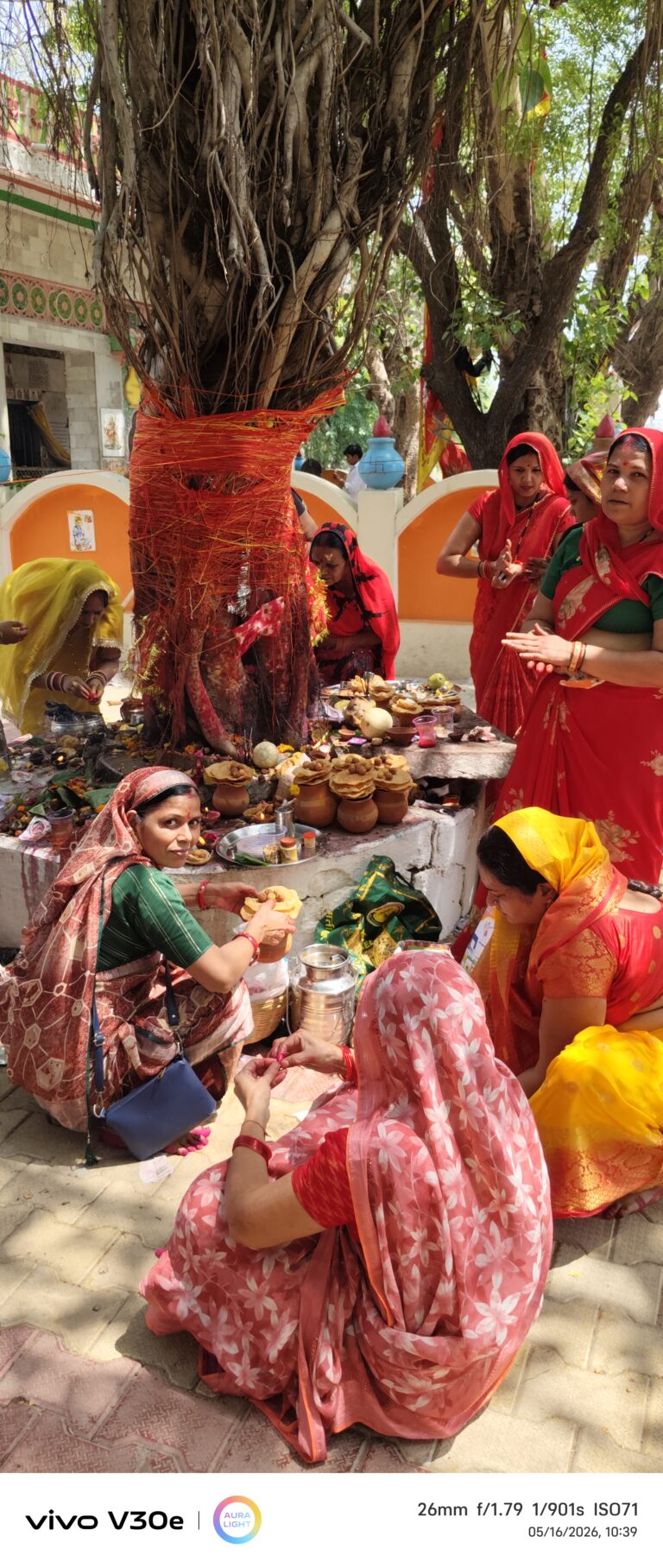 वट सावित्री व्रत पर सुहागिनों ने की पूजा-अर्चना, पति की दीर्घायु की कामना।