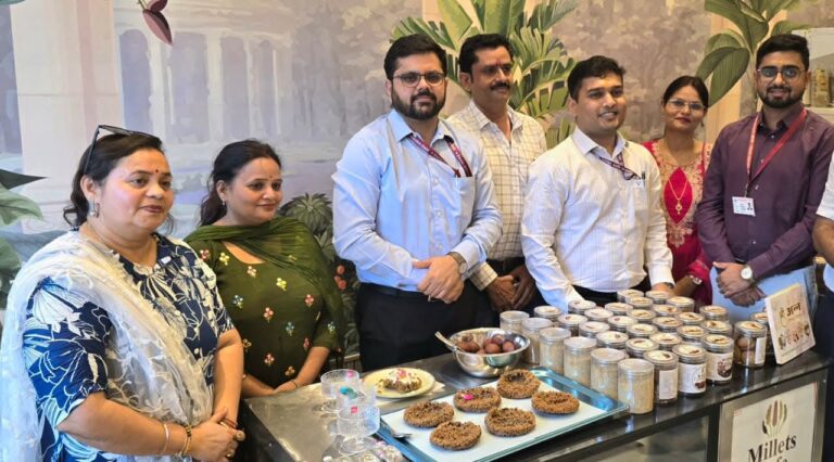 झांसी में डीएम गौरांग राठी की अनोखी पहल: अब मिलेट्स फास्ट फूड कैफे में मिलेगा स्वाद और सेहत का शानदार संगम