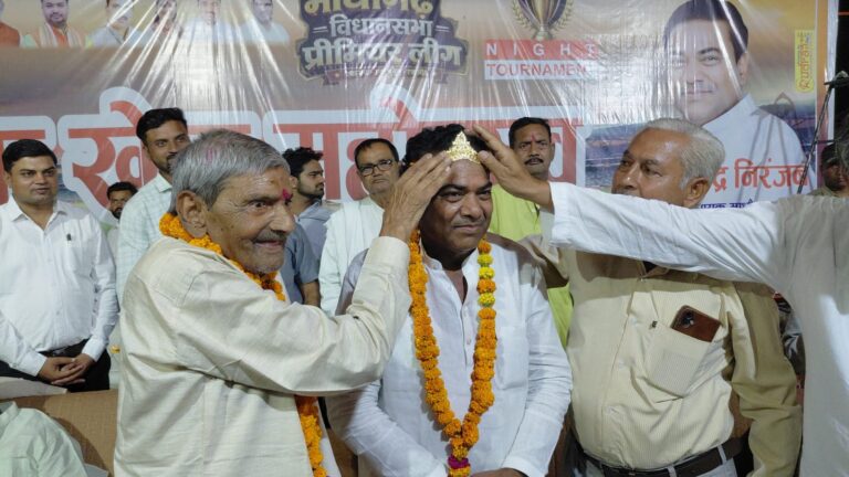 84 किलो सिक्कों से हुआ माधोगढ़ विधायक का तुलादान, तीन स्वर्ण मुकुटों से किया गया भव्य सम्मान